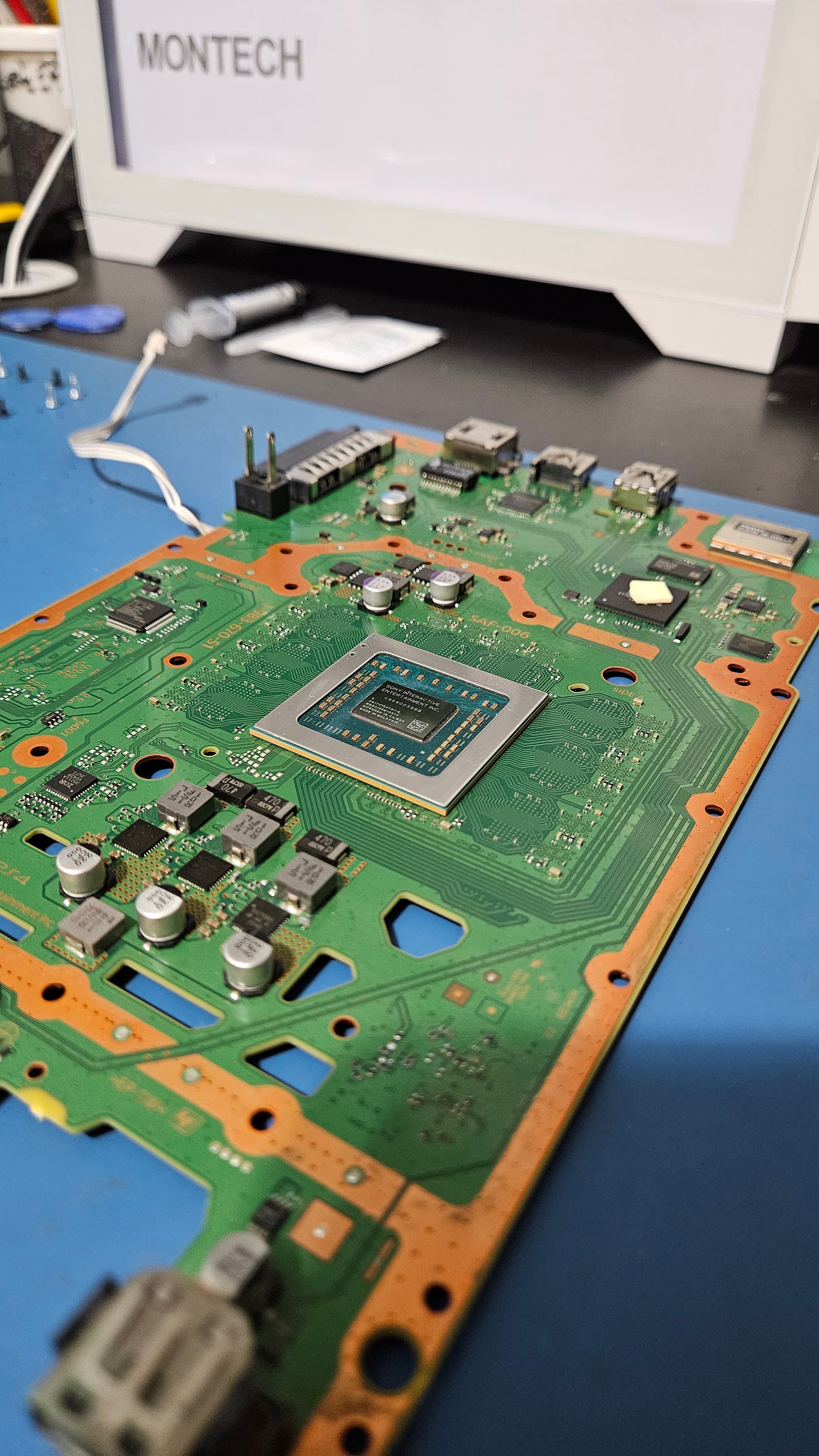 Diagnóstico e reparo avançado de placa de circuito eletrônico pela equipe técnica da Orange Digital