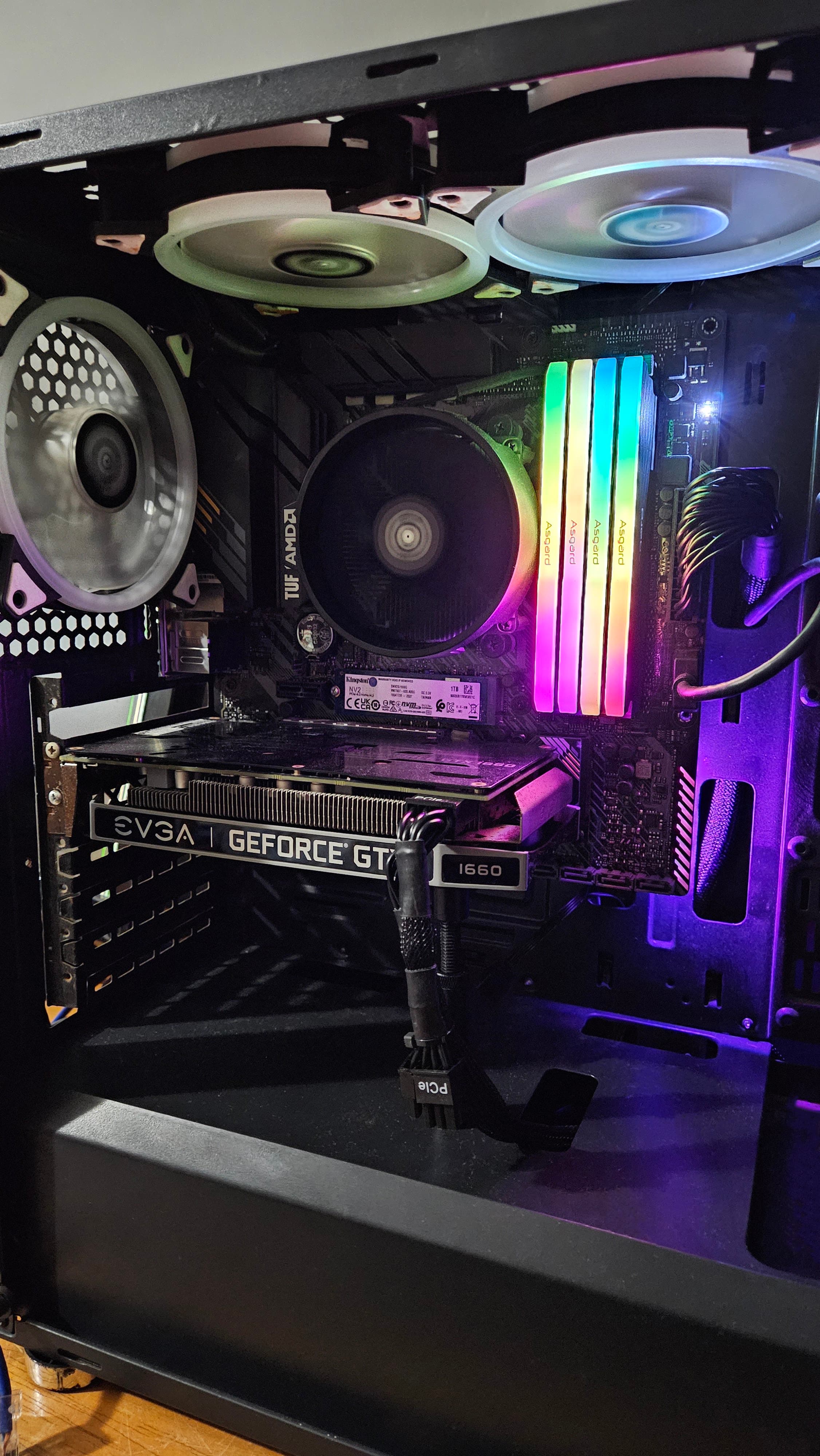 Montagem de PC Gamer personalizado com iluminação RGB, SSD NVMe e placa de vídeo, feita pela Orange Digital em Arraial do Cabo